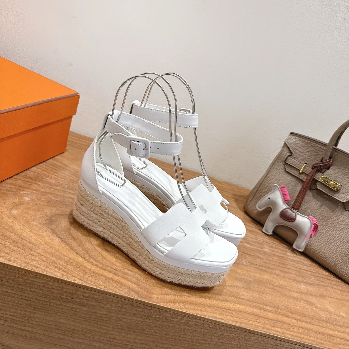 👟👟Ex-factory price 720👟👟 Hermes... a Eclair 2025 new color + popular series, the version is super positive, with a certain thickness, which makes the legs longer! Breathable, comfortable calfskin, spring and summer color matching, this item is both beautiful and comfortable! Channel supply code size: 35-39 can be ordered as 40.41 with airplane box ➕20